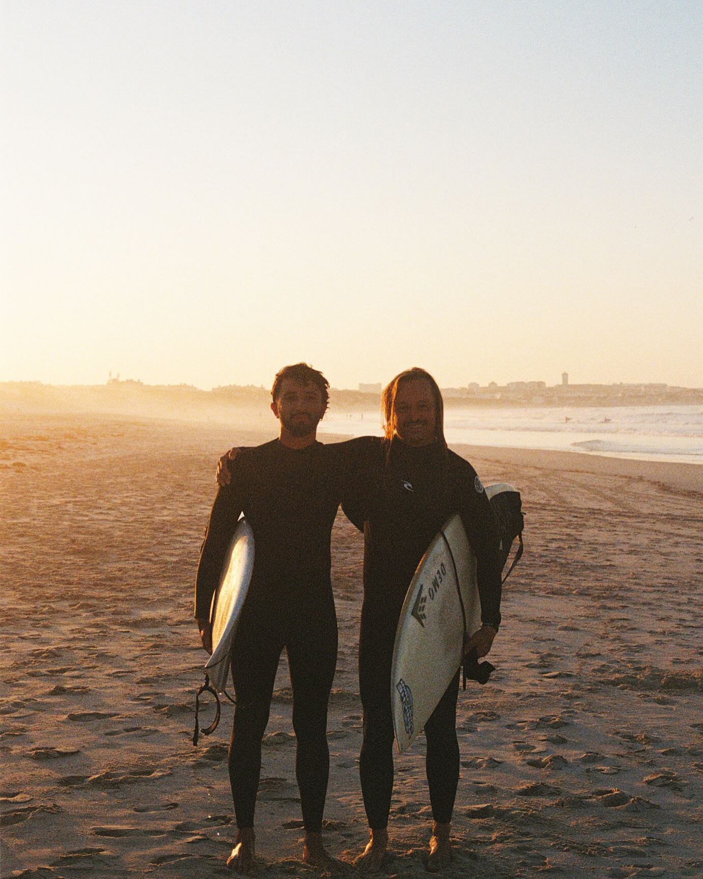 Sunrise magic captured by @audestcyr ✨. Winter in Portugal is a surfer’s paradise–uncrowded beaches, great waves, and beautiful sunrises. 🌅
#winterwaves #surfersparadise #winterinportugal #workremotely #digitalnomadlife #surfspot #exploreportugal #sunrisesession