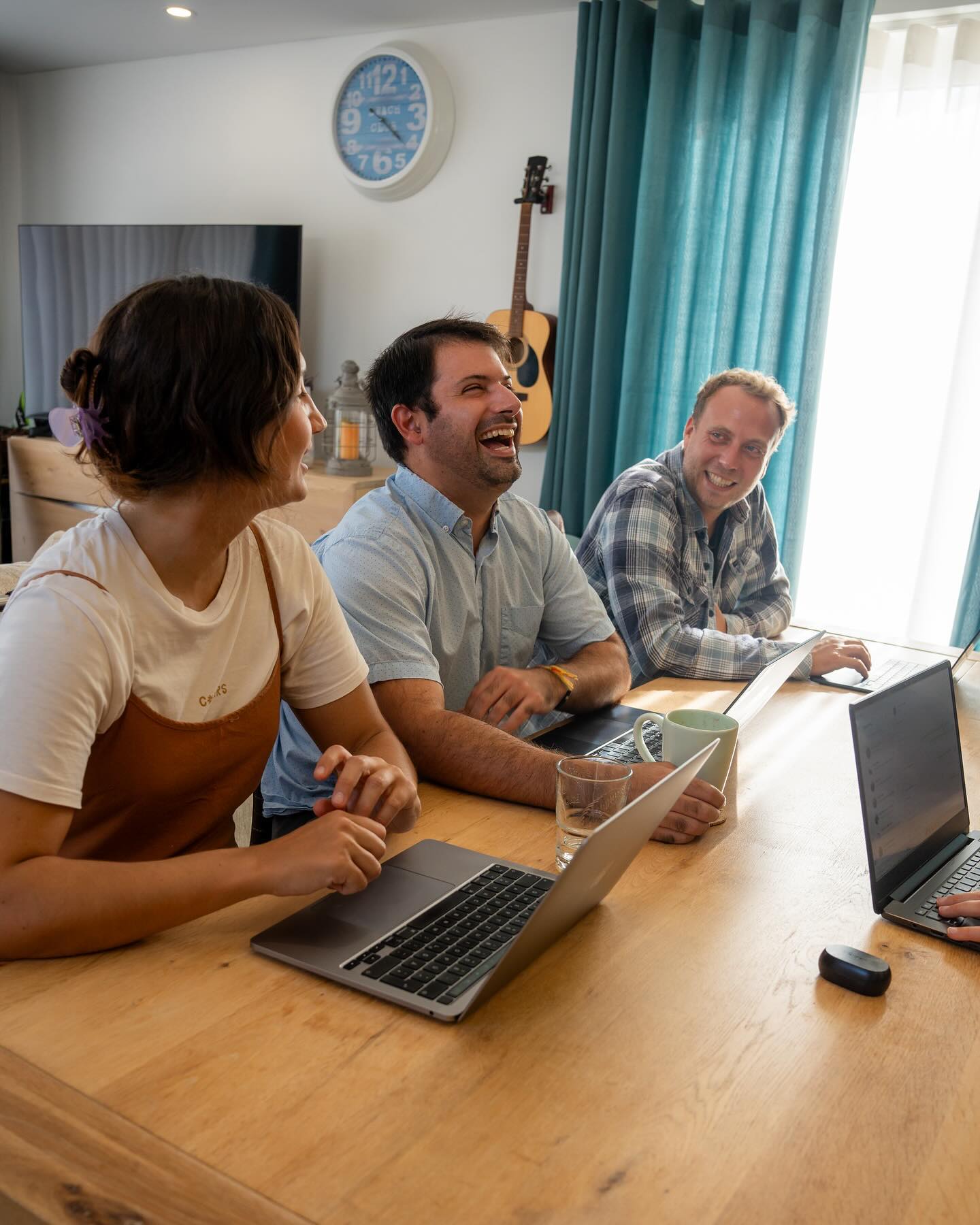 Who else would rather work from sunny Portugal? ☀️ Say goodbye to grey skies and hello to ocean views, great surf, and a community that feels like a family. 🫶
At Onda Coliving, we‘ve got you covered for your ideal remote office setup. From high-speed internet to private workstations and coworking spaces, you can stay productive while enjoying life by the ocean. 🌊
📸: @macawfilms
#coliving #coworking #coworkandsurf #goodvibes #colivingcommunity #lifebythebeach #digitalnomadlife #remotework #workremotely #communalliving #workremotelyeurope #portugal #coworkingspace #officebythesea #workandsurf #baleal