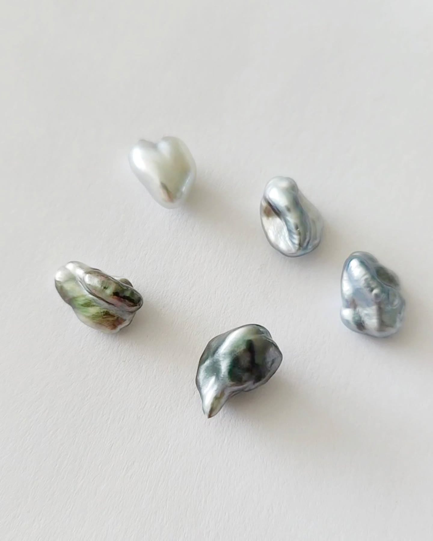 _ New entries _
Some new pearl candies have joined the collection. Can you guess what these are for?
#keshipearls #keshi #pearls #pearljewellery #habdmadejewelry #silverjewelry