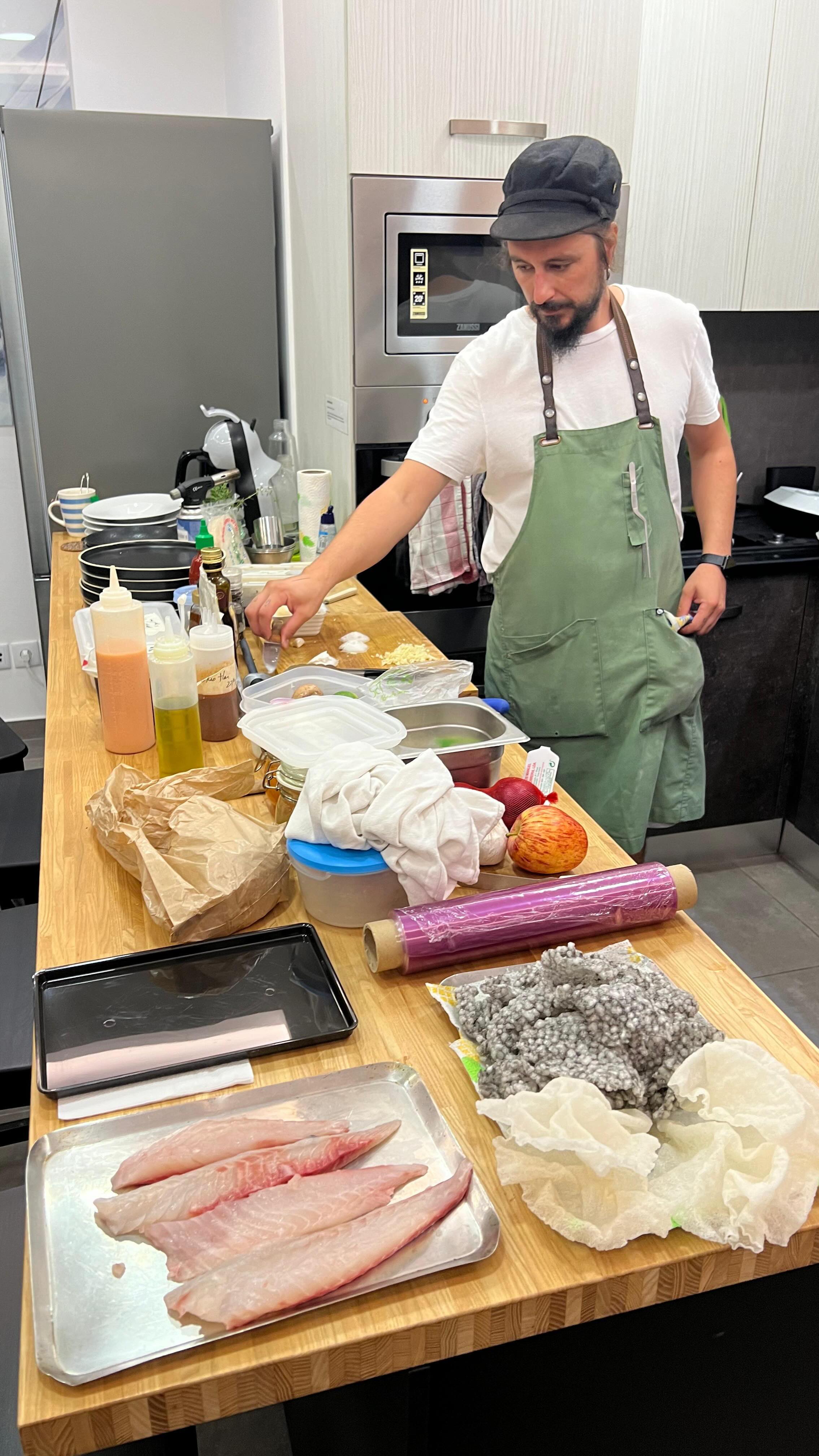 We had a very special night due to the wonderful dishes created by chef @josepedroso ! 👨🍳 He treated us to an incredible culinary experience, serving up delicious dishes while sharing his expertise and creative recipes. 😋 We hope to have him back again soon! 🙌
At Onda, we want to provide you with a full experience and love organising events like this to make your stay truly special! ✨
Have you ever had a private chef cook for you? Is it something you’d love to try?
#privatechef #ondaexperience #dinnertime #colivinglife #culinaryexperience #peniche #ondacoliving #communalliving