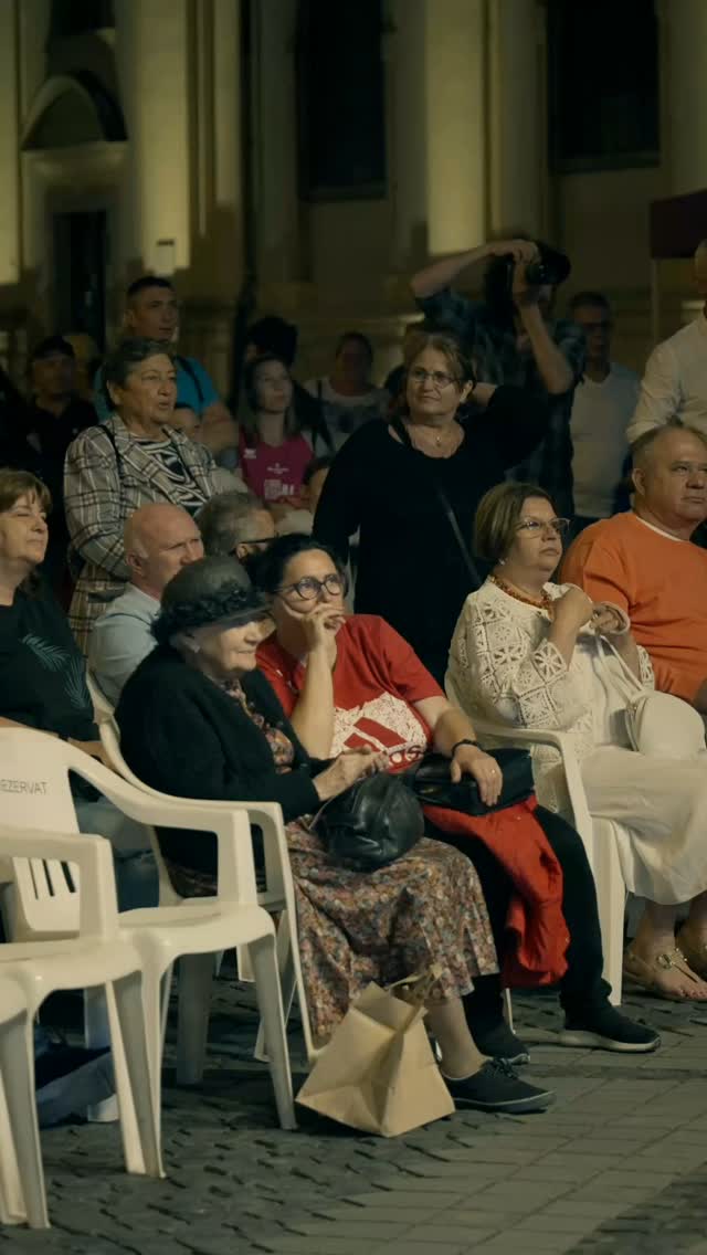 Uneori, un chip spune mai mult decât o recenzie.
Am surprins această doamnă într-un moment de liniște, la unul dintre concertele noastre. Vine în fiecare an la festivalul nostru, iar prezența ei a devenit, pentru noi, un simbol al continuității și al bucuriei sincere.
Anul acesta, am vrut să-i mulțumim așa cum se cuvine. Un buchet de flori, un gest simplu pentru o prezență care ne onorează de fiecare dată.
Vă lăsăm aici acest moment de liniște și bucurie, poate cel mai sincer mulțumesc pe care îl putem primi.
Credit video: George Ifrim
