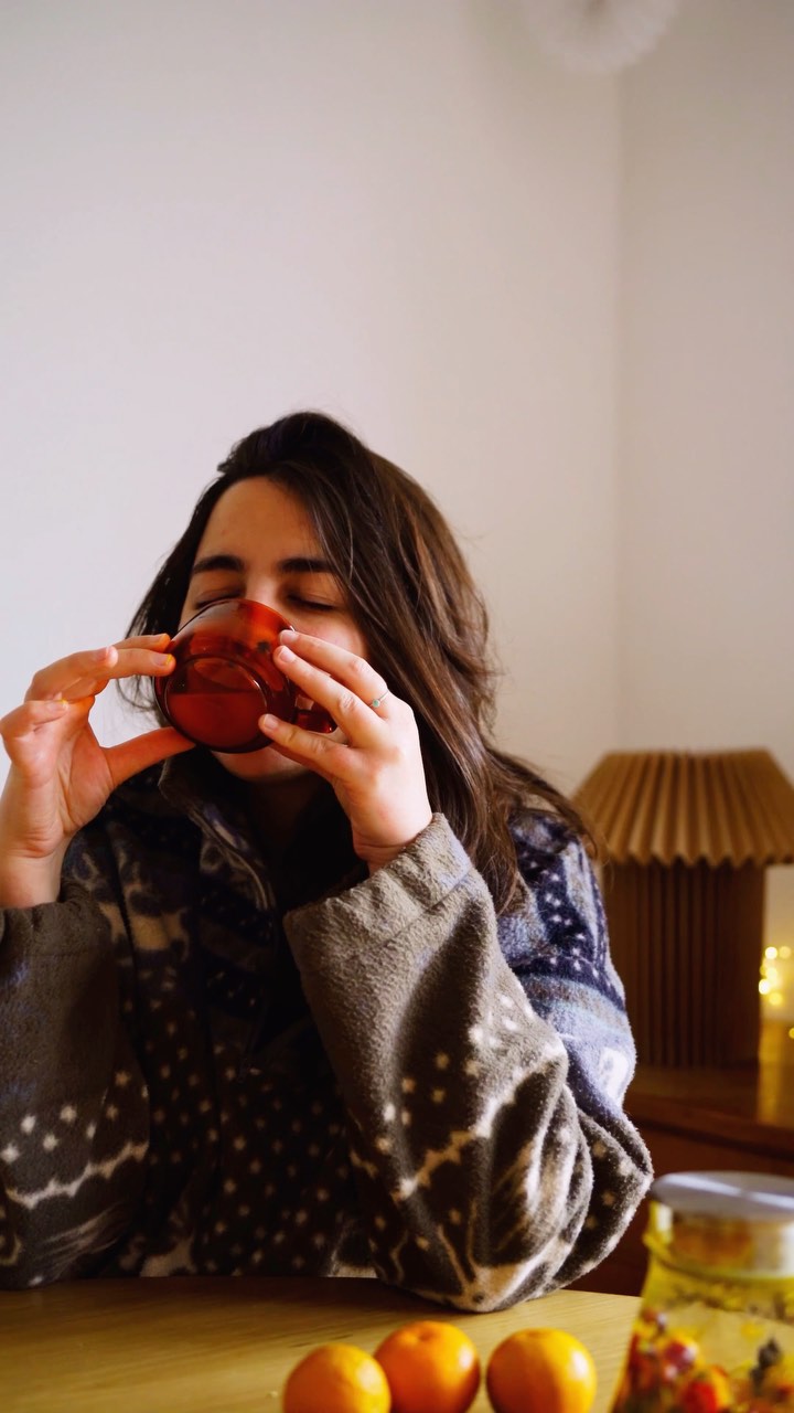 Keep the sniffles at bay with a pot of winter wellness 🫖🌿✨
• 2 clementines, thinly sliced
• handful of fresh cranberries, sliced in half
• 2 sticks of cinnamon
• 1 star anise
• handful of fresh thyme
• 1 knob of ginger, grated
• 1 knob of turmeric, grated
• a few cracks of black pepper
• drizzle of maple syrup
• 500 ml (16 oz) hot water
#tea #recipe #winterrecipes #cozyliving #reels