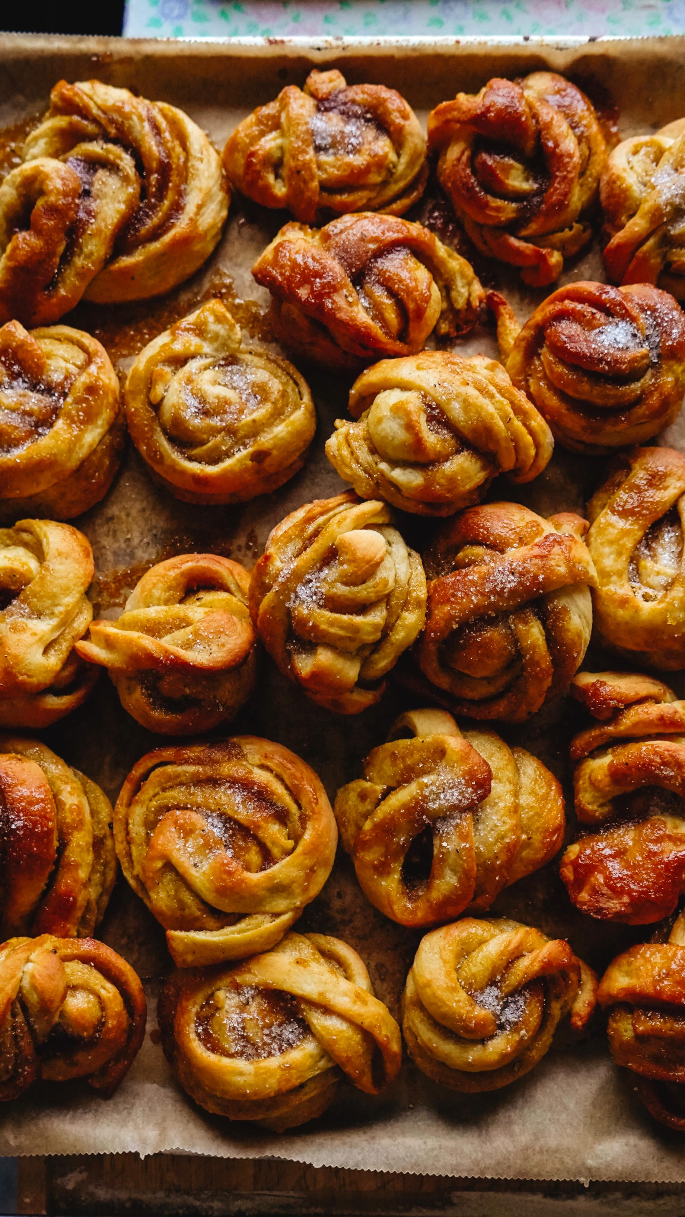 Cardamom buns & magic at the end.. 💚💫 also a review from the the Danish pastry expert himself #vegan #cardamombuns #baking #denmark #scandi