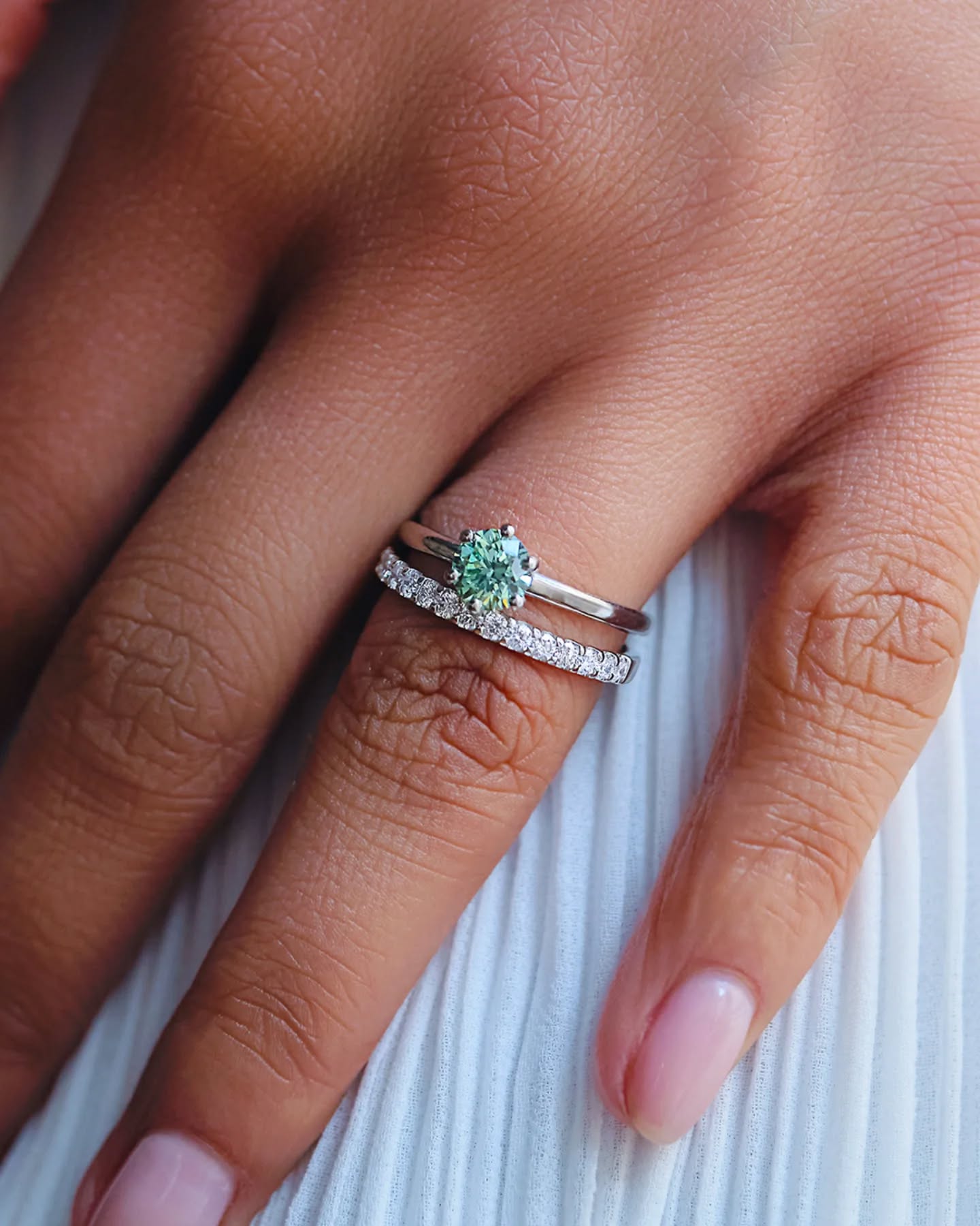 Un duo qui fait toute la différence.
-
Le Solitaire Magnolia diamant de synthèse vert intense et l’Alliance Anémone diamant 2.2 mm s’accordent en finesse et éclat, pour un engagement unique et durable.
#Éthique #ordumonde