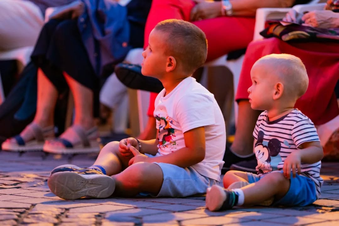 „Clasic” nu înseamnă „pentru adulți”!
Anul acesta, Classics for Pleasure a fost, din nou, despre bucuria de a descoperi muzica clasică împreună, iar cei mici ne-au arătat că au curiozitate și o sensibilitate nativă pentru muzica clasică.
Am avut în public copii care au ascultat încântați concertele, dar și tineri bursieri talentați din programul Tinere Talente, care au cântat cu o maturitate incredibilă, în dialog cu spațiul, cu publicul și cu ei înșiși.
Le mulțumim părinților, profesorilor și tuturor celor care cred că muzica se învață de mi
c.
Ne vedem și la următoarea ediție poate chiar cu și mai mulți tineri muzicieni printre noi!
Eveniment cofinanțat de Primăria Municipiului Sibiu.
Credit foto: Ovidiu Matiu