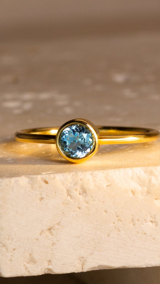 Harmony ne suit pas les tendances — elle traverse le temps.
Pensée pour celles et ceux qui aiment l’équilibre, la douceur d’un serti clos et juste ce qu’il faut d’éclat.
✨ Aigue-marine 4,5 mm | Or jaune 750 millièmes
#Aigue-Marine #Ethique #Ordumonde