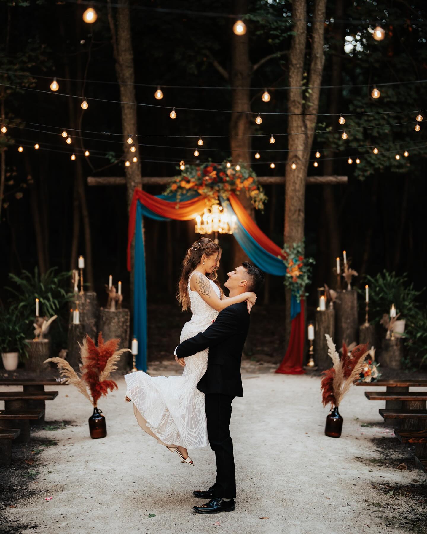 ✨Katie & TJ ✨
Photography: @kristenhardestyphoto
Venue: @gatheratthelakes
Hair/ Makeup: @beauty_mark_by_jaclynn
Dessert: @_butterandbloombakery
🦮: @doggyido
DJ: @black_tie_entertainment_ohio