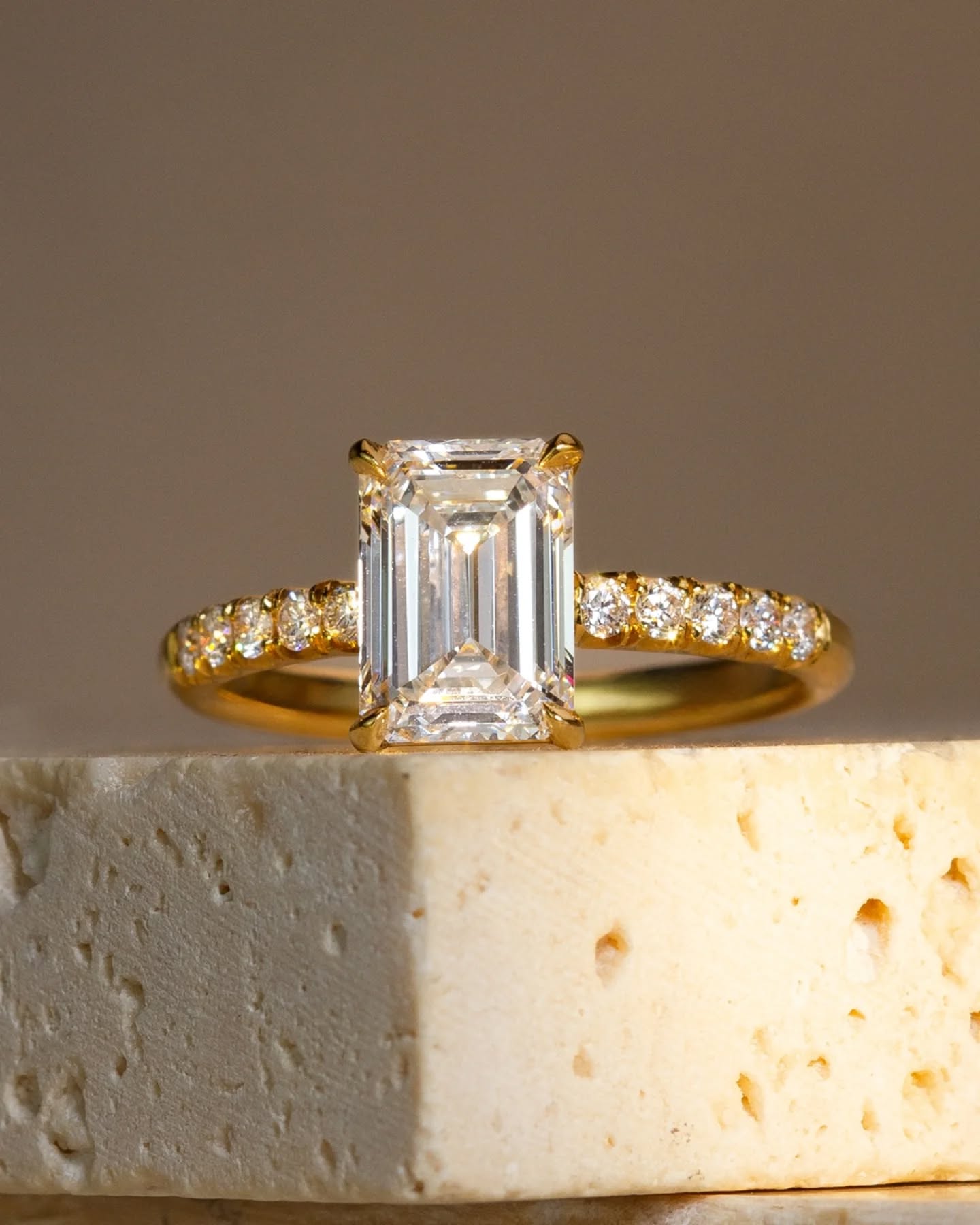 ✨ Brillance à l’état pur.
Un diamant taille émeraude, une monture pavée : le solitaire Pavé Réglisse réinvente l’éclat avec audace et raffinement.
#BaguedeFiançailles #Ethique #Ordumonde