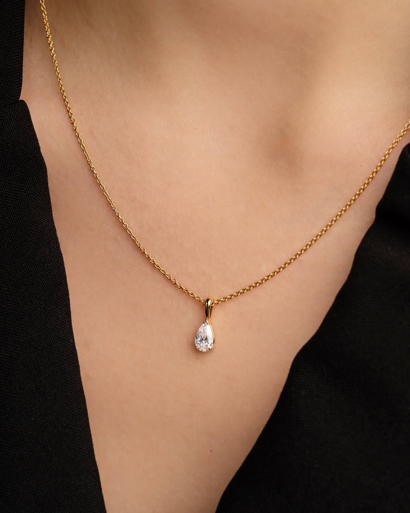 Façonné pour briller ✨ 
Découvrez le pendentif Goutte, un diamant de synthèse de 0,65 ct qui capture la lumière. ✨
#PendentifGoutte #DiamantEthique #OrDuMonde