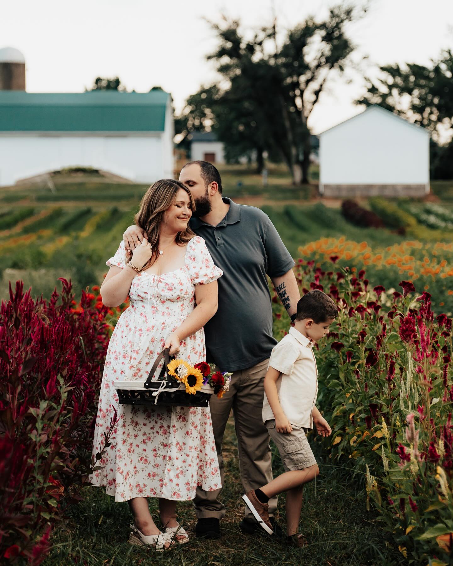 The McKee family 💕
If you’re looking for some cute family photos for the holiday season I have 1 spot left for mini seasons this Sunday, November 16th in Green, OH! Booking link in my bio 🔗