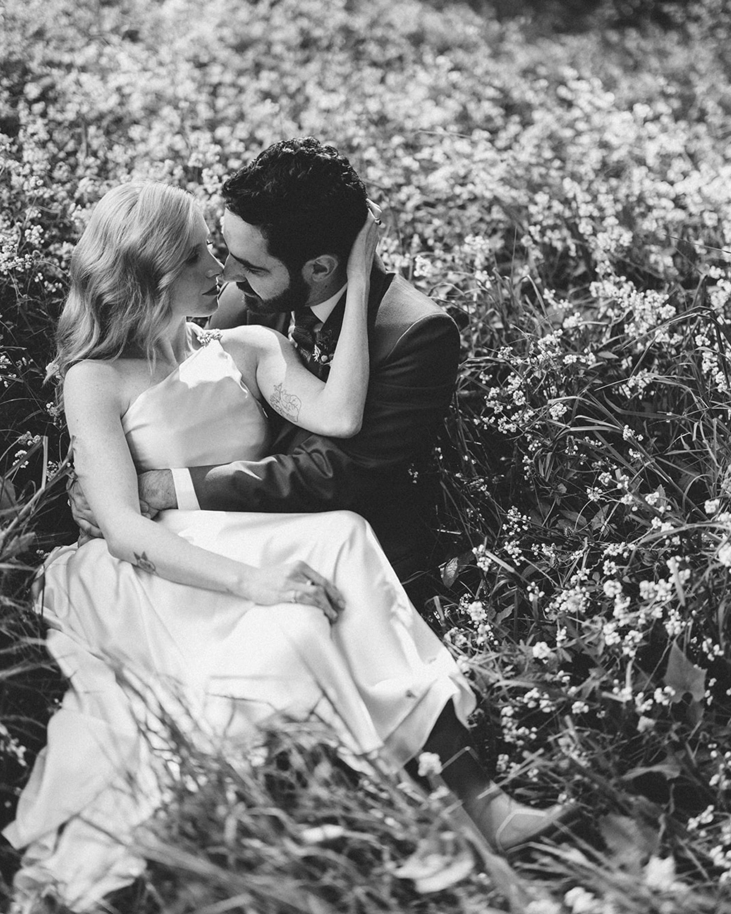 Cosmic Love, 2025.
🪐Nico & Rafa☄️… una boda auténtica y vibrante de tanto amor. Old Hollywood bride vibes & un novio rock & roll star… un campo de flores silvestres, una ceremonia en el bosque…todo todo todo fue perfecto.
WP & Decor: @helenrussevents
Venue: @jardin.santaisabel.caes
Second shooter: @ringofilmsgt
Film development (last slide) : @arcafilmlab
Gracias por confiar en nosotros✨✨