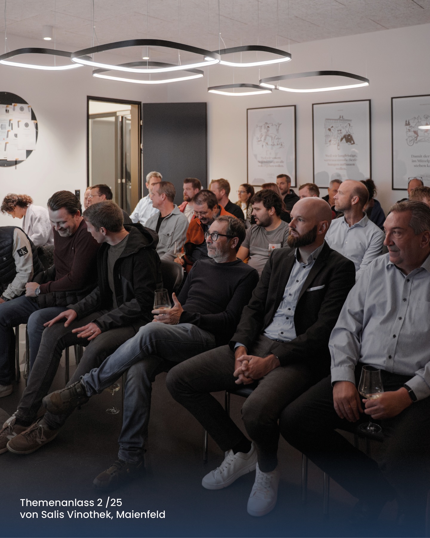 Was macht unsere Region stark – und wie gestaltet sie ihre Zukunft? 💪
Diese Frage stand im Zentrum unseres zweiten Themenanlasses 2025 bei der @vonsaliswein.ch in Maienfeld.
Mit spannenden Einblicken von Fabian Disch, Regionalleiter der Region Landquart, und Stadtpräsident Heinz Dürler hielten wir aktuelle Informationen zu Wirtschaft, Raumplanung und Entwicklung in unserer Region.
Ein grosses Dankeschön an die Firma von Salis AG für die Gastfreundschaft und den interessanten Rundgang durch die Räumlichkeiten!
🥂 Beim anschliessenden Apéro blieb Zeit für anregende Gespräche und den Austausch unter Mitgliedern – ein Abend ganz im Zeichen von Zusammenarbeit und Zukunftsdenken.
➡️ Swipe durch für einige Impressionen des Abends.
#hgvmaienfeld #handelundgewerbe #themenanlass #vonsalis #maienfeld