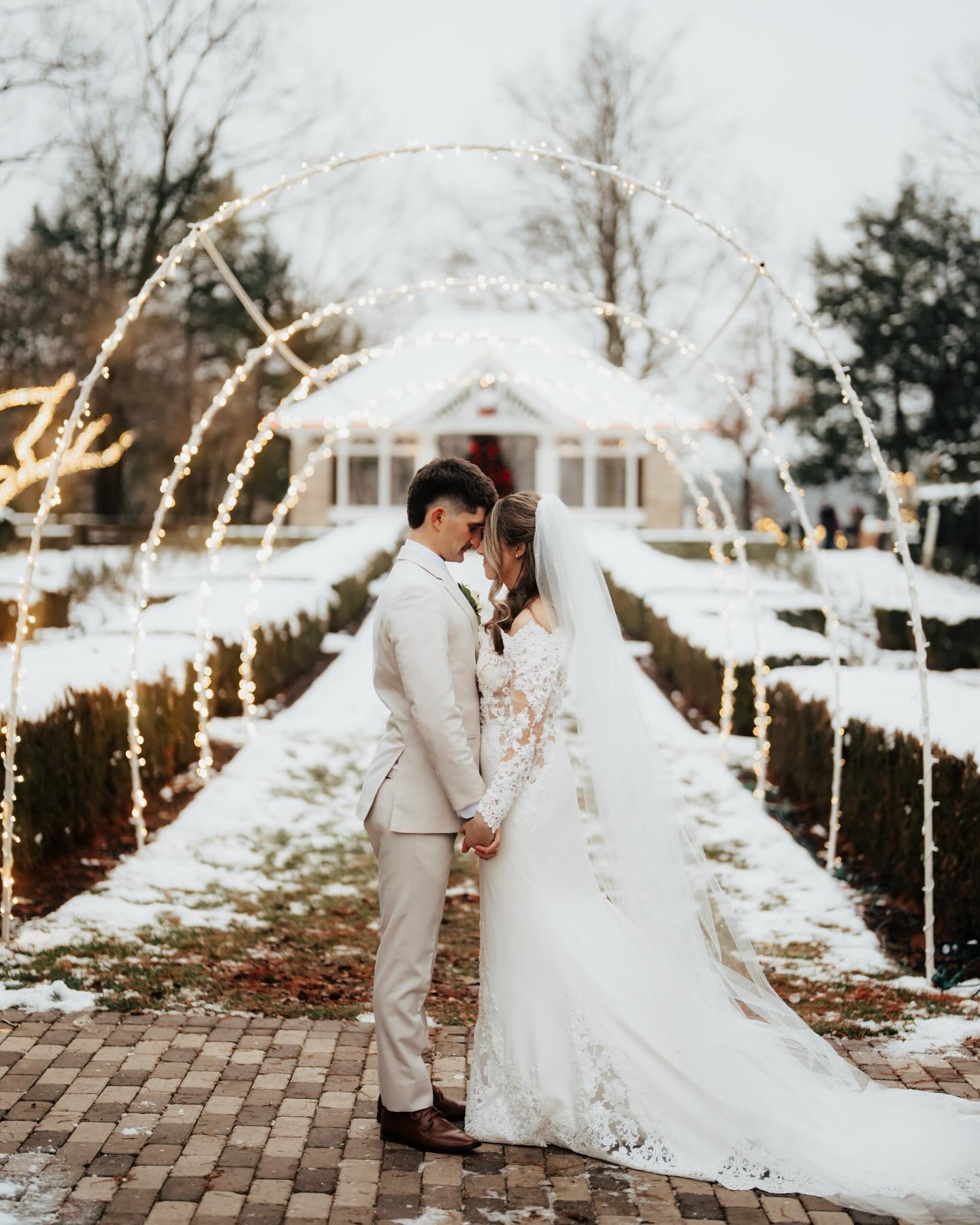 Lindsie + Chris 🎄❄️
Photography: @kristenhardestyphoto
Hair & Makeup: @elitebeautyproductions
Floral, Planning & Decor: @plannedelegance
Catering: Inspired Catering by Kravitz
Dress: @toulasbridal