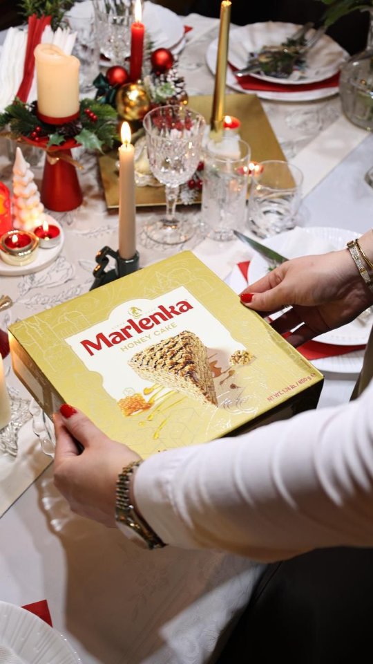 MARLENKA, PODSJETNIK NA SVE ŠTO VRIJEDI 🐝
Osjećajna moja, praznici u Zelenici kod moje nonne Danice oduvijek mirišu na djetinjstvo i ušuškanost. 🎄 Ove godine, umjesto u kuhinji, biram da svaki trenutak provedem tamo gdje je najvažnije, u zagrljaju najbližih osoba. 🫂
Našu trpezu upotpunila je @marlenka_crnagora, novi član porodice koji nas je osvojio tradicionalnom recepturom i savršenim ukusima bez konzervansa. 🍯
Naš slatki praznični meni se sastoji od kakao medene torte, medenih kuglica sa orasima, ručno rađenog rolata sa medom i borovnicama i Marlenka Classic torte sa medom i orasima u limitiranom prazničnom izdanju.
Zašto biramo Marlenku?
✅ Prvoklasni med kao prirodni konzervans.
✅ Bez vještačkih boja i aditiva.
✅ Jedinstveno pakovanje koje čuva svježinu:
• do 70 dana na sobnoj temperaturi (do 24°C)
• do 9 mjeseci u frižideru
• do 2 godine smrznuto. ❄️
💡 Marlenkina tajna: Podgrij tortu u mikrotalasnoj na samo 7 sekundi ukoliko želiš potpuni intezitet. Uživaćeš u identičnom ukusu i mirisu tek pečene domaće torte! ☕️
📍 Pronađi svoj omiljeni ukus u: 🛒 Voli, Aroma, City, Conto, Mega Promet, Kallaba, Primato, Solaris, Mitros i Fresh marketima.
⛽ Kao i na benzinskim stanicama: Hifa, Europetrol, Kalamper i Lukoil.
Neka i tvoji praznici mirišu na domaći kvalitet, med i neodoljivu ljubav. Volimo te! 🍯✨